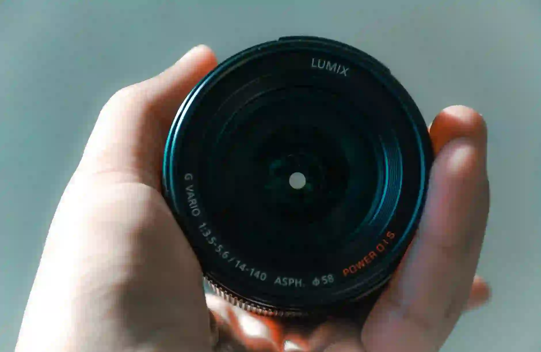 Lensa kamera DSLR dengan elemen optik anti‑refleksi, menghasilkan foto tajam dan detail