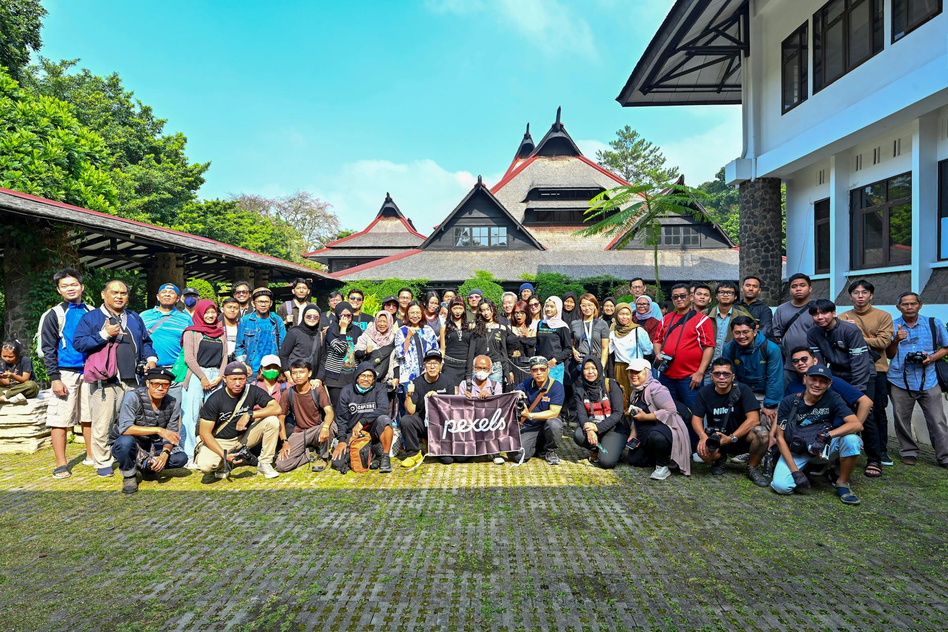 Kamera DSLR profesional siap disewa, cocok untuk pemotretan acara dan produksi video